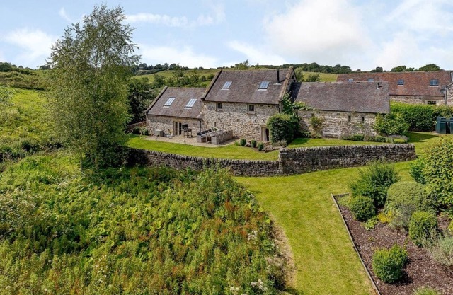 5* LUXURY, AWARD WINNING, WATERSIDE BARN, DERBYSHIRE, SLEEPS 8-10 PERSONS+1 DOG