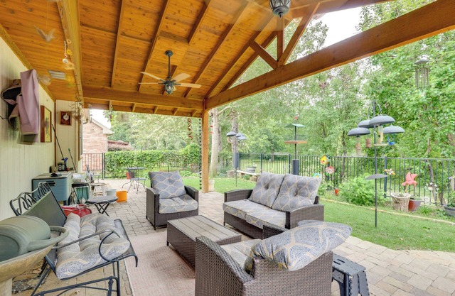 5 Mi to Lewisville Lake: Couple's Retreat w/Yard