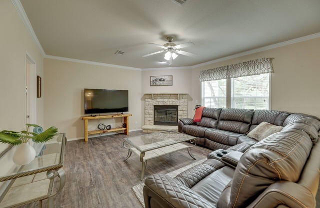 5 Mi to Splashway Waterpark: Cabin in Rock Island