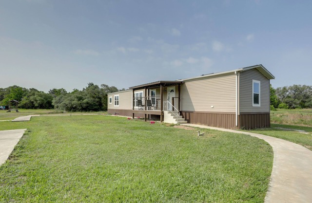 5 Mi to Splashway Waterpark: Cabin in Rock Island