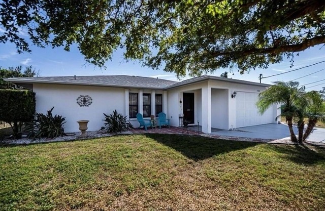 5 Miles to Beaches - Cozy Home with Sunroom