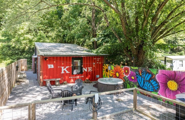 5 min 2 Downtown Asheville w/Hot Tub & King Bed!