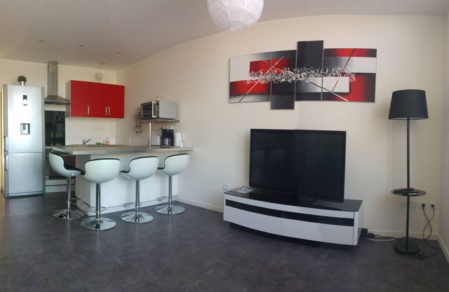 5 min from the sea and the center, open view + garden