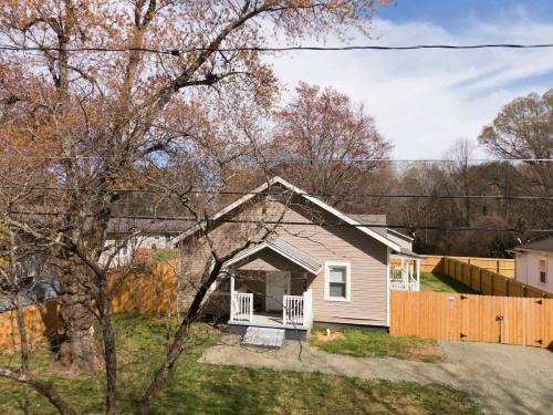 5 Min to Elon - In Unit Washer and Dryer - Fast Wi-Fi