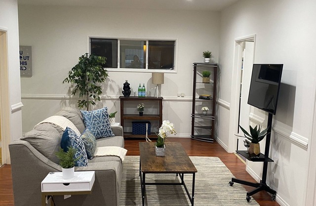 5 min to hiking, biking, pet friendly quite house for family