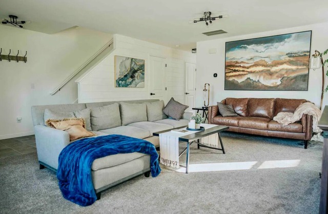 5 Min to Lagoon & Family Fun! Walkable Neighborhood w/Trails, Fenced Yard, BBQ,