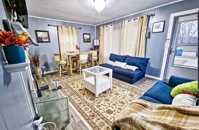 5 min to Naval station Great Lake, Great lakes Commissary, RFU Medical School.