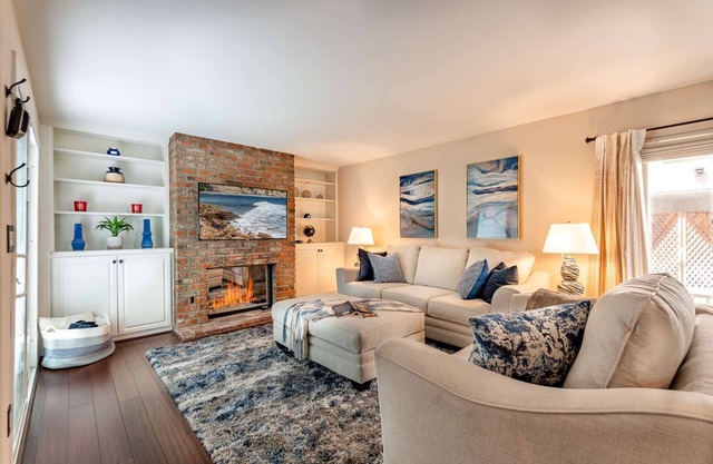 5 Min Walk to Ventura Blvd 2 Primary Bedroom Suites plus W/D - Parking