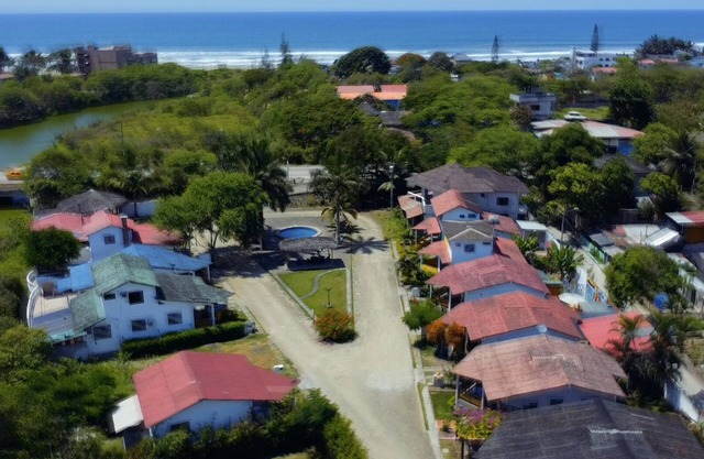 5 min walking to Olon beach and town, gated home complex for 6 guest, pool & BBQ