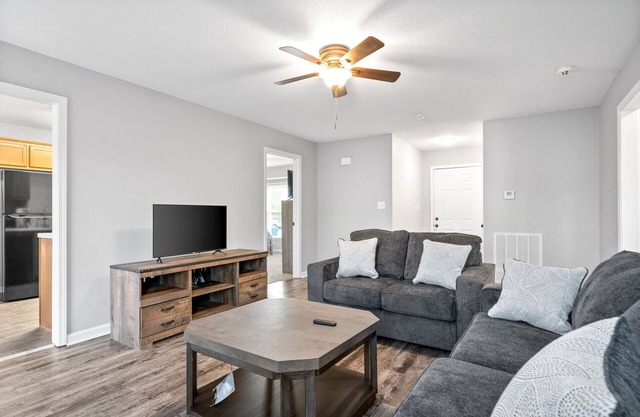 5 minute to gate 4, pets welcome, fenced back yard -weekly, monthly discount