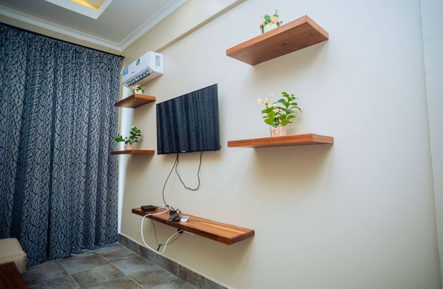 5 minutes drive to the beach! 1 BR unit with free Wi-Fi, 24hr security