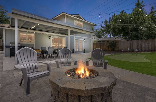 5 Minutes from Downtown- Game room, firepit and TV in every bedroom!