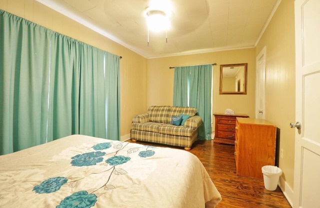 5 minutes from Kilgore College! It's conveniently located to surrounding cities.