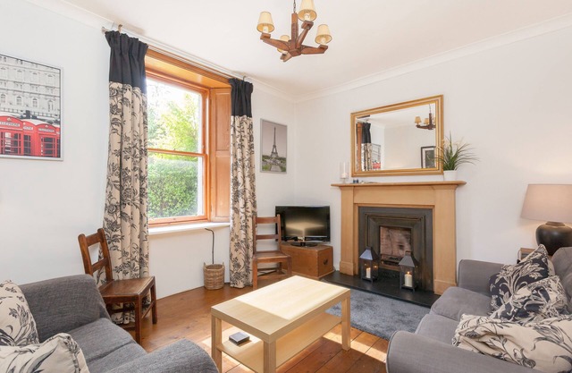 5 MINUTES TO PRINCES ST - Rosebank Cottages CENTRAL EDINBURGH - Private Garden