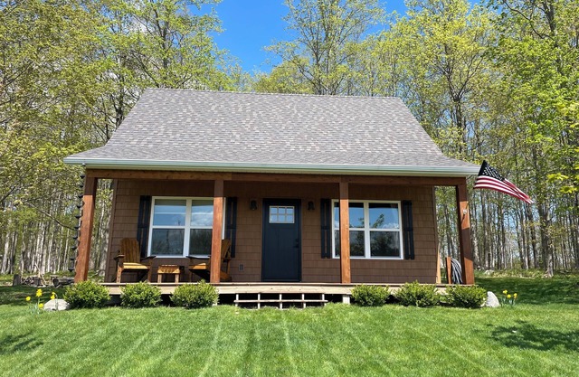 5 minutes to town, New Cabin-2/4 adults or family up to 4 kids. Beach 2 miles.
