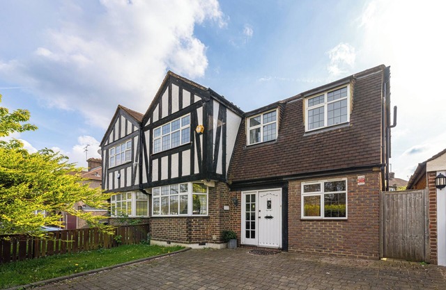 5 Minutes walk from Barnet Underground , Lovely 5 bedroom House with Office !