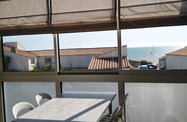 5-person apartment with sea view at the foot of the beach