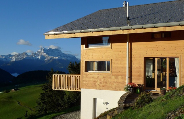5 Star Alpine Chalet, 4-5 bedrooms, sauna, luxury summer and winter retreat