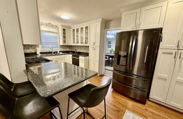 5 star family friendly retreat! Fenced backyard, pet friendly escape for guests.