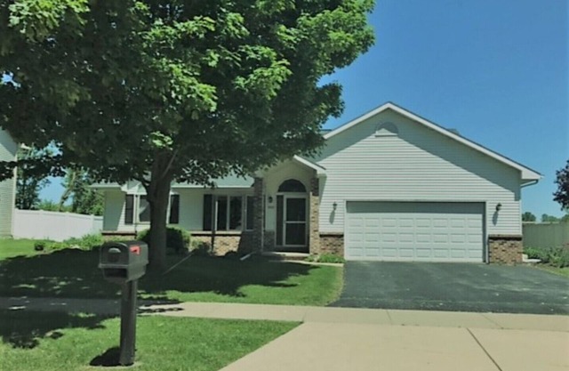 5 Star Reviews, 5-Bedroom Home Sleeps 10, 3-Bath, Hot Tub, Game Room, So Nice!