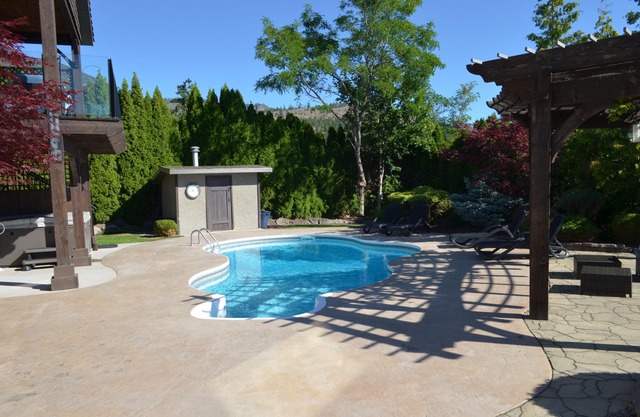 5 ⭐️ WEST KELOWNA OASIS-HEATED POOL, HOTTUB, KELOWNA VIEWS. FAMILY DISCOUNT