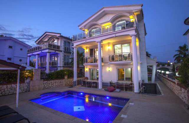 500m to beach, pool table, table tennis very private villa.