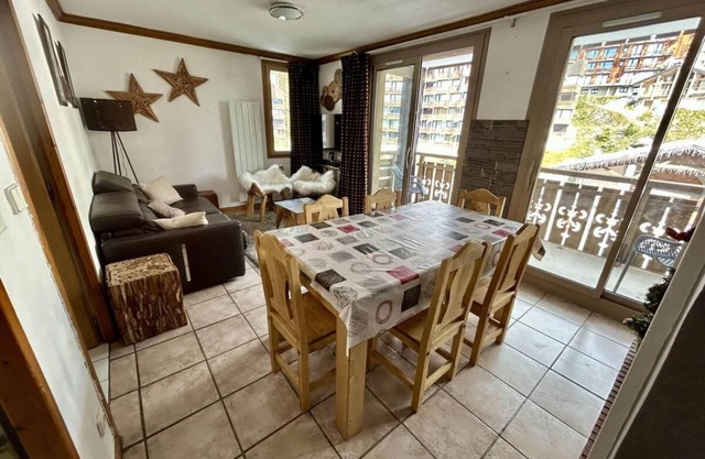 50m from ski slopes, 2nd floor, fireplace or stove, tv, ski locker, 50m², Val Thorens
