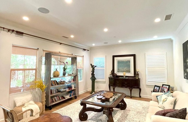 5B5.5B Cozy Modern Home perfect for professional travelers