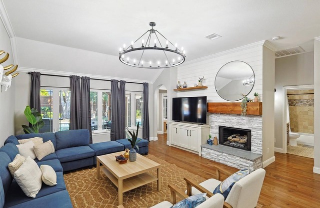 5BD,2BA w Backyard Oasis, Pool, Jacuzzi*, Firepit