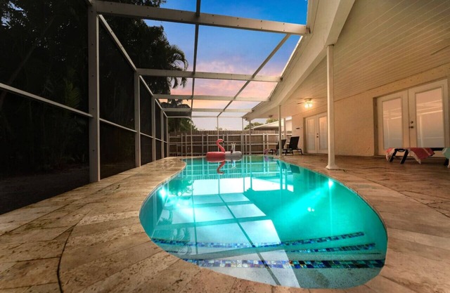 5BD Beach House, Sun, Pool, BBQ & Shop! Beach & Aventura Mall – Sleeps 26!