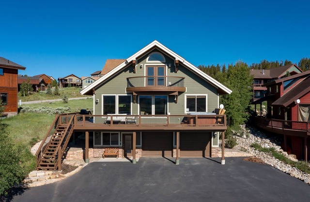 5BR House on Lake w/Paddle Boards & Hot Tub