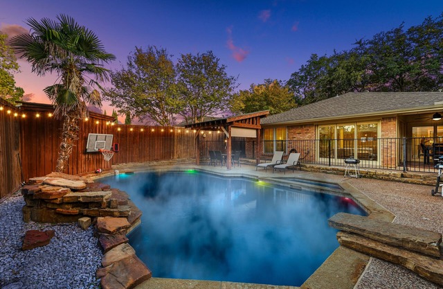 5BR House/Resort Style Heated Pool/Tub, Pool Table/King Bed