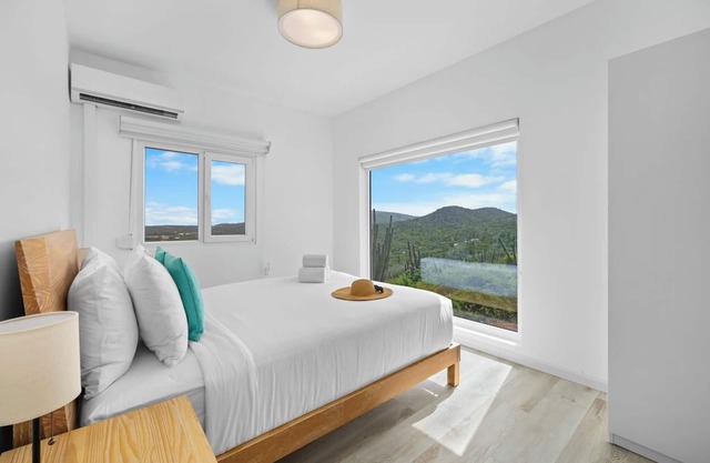 5BR @ Top of The Hill Views Surrounded by Nature
