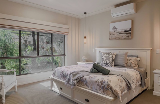 5BR with pool, games room, sleeps up to 10 guests