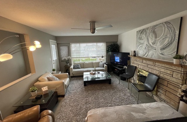 5Star House 3 or 4bdrm sleeps 6 or10 (clean/Pet Friendly) 30% monthly Discount