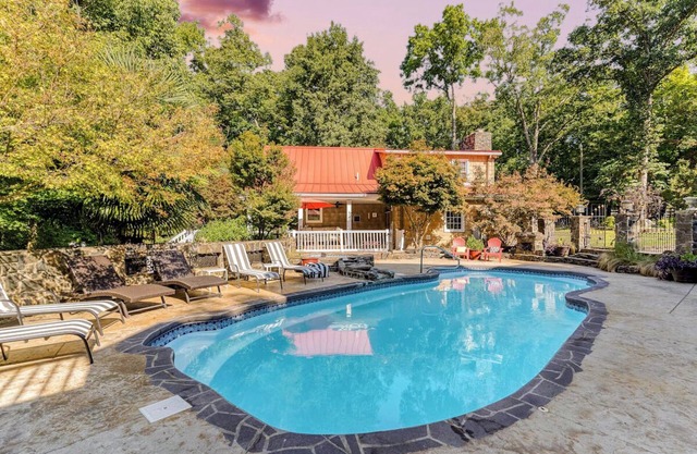 6 Acre Countryside Retreat w/Pool & Hot Tub + Game Room + Sport Court