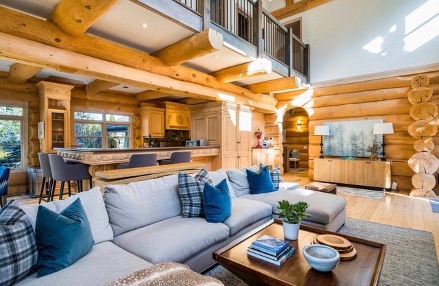 6 bdrm, 4 bath, luxury log ski cabin, steps from Craiglieth ski club!