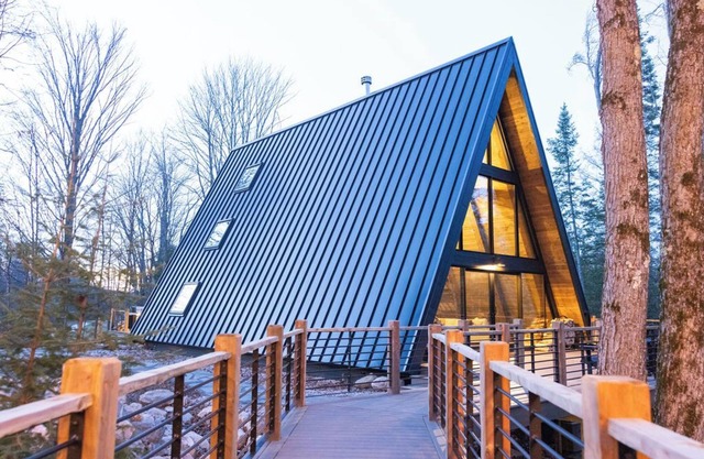 6-bdrm 5.5 bath aframe cabin-private trails, hot tub, sauna, woods Boyne City,MI