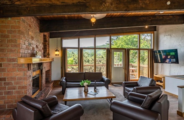 6 bdrm Cottage at Blue Mountain, Private Beach Access, Hot Tub, Sauna, BBQ, Petfriendly