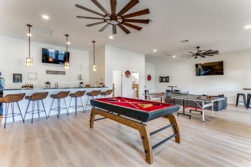 6 BDRM Wine Country Compound on 2 Acres! Pool/HotTub & Club House