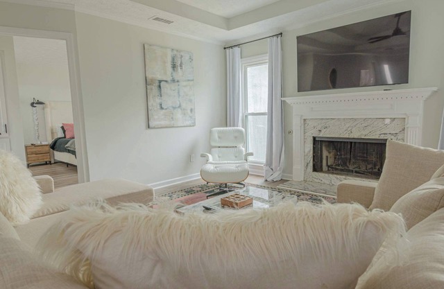 6-Bed Artistic Home with Game room