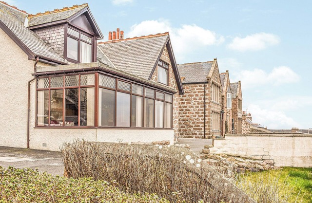 6 bedroom accommodation in Banff
