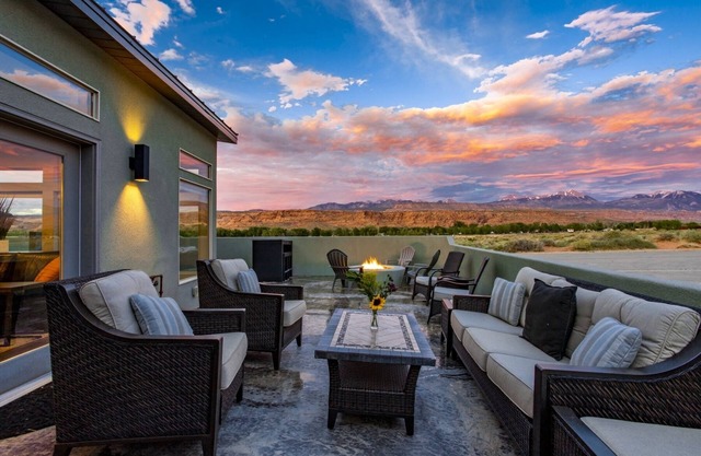 6 Bedroom all Suites Contemporary Stunner Perfect for Large Groups Sleeps 24