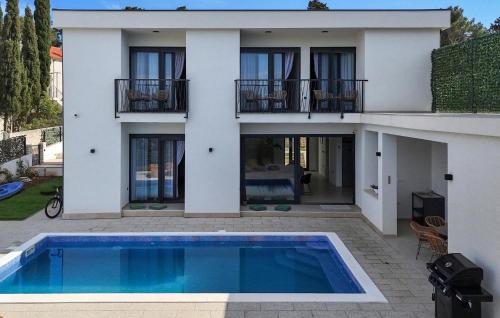 6 Bedroom Awesome Home In Prolozac