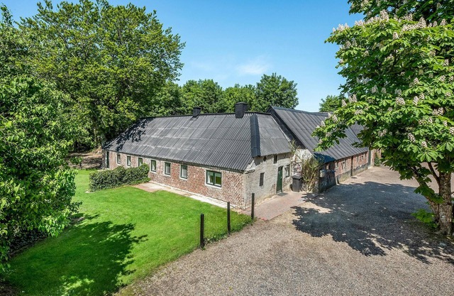 6 bedroom beautiful home in Spjald