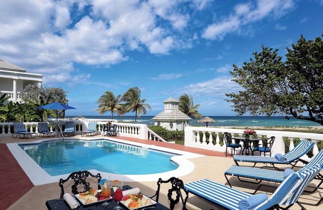 6 bedroom Ocean View Private pool Staffed with cook, housekeeper and butler
