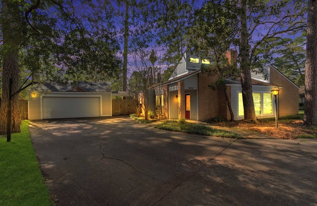 6-Bedroom Retreat, Pool & Spa: 20 Min Downtown GB