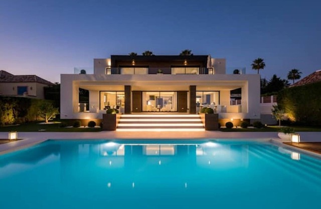 6 bedroom villa with cinema room and pool.