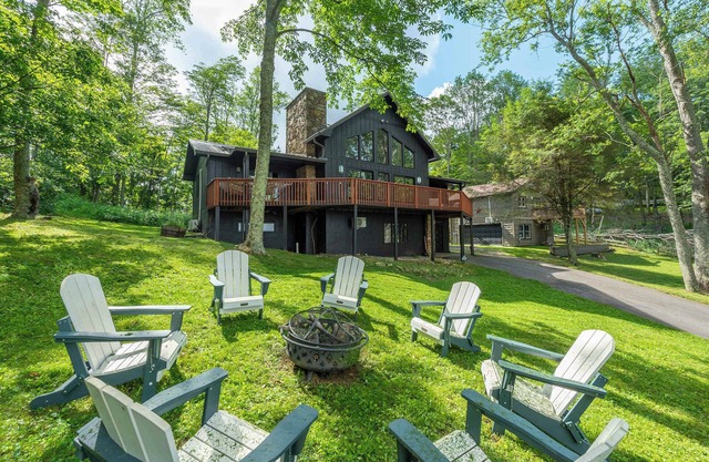6 Br Cabin~Hot Tub~Fire Pit~Min to Hatley Pointe