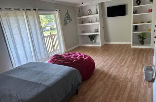 6 BR Home near Football Stadium!